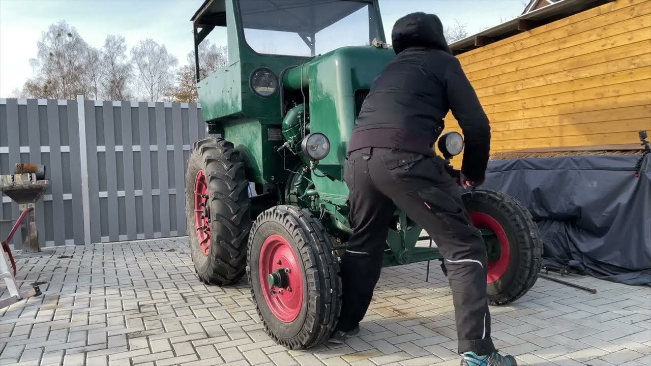DDR Traktor Aktivist starten mit ankurbeln