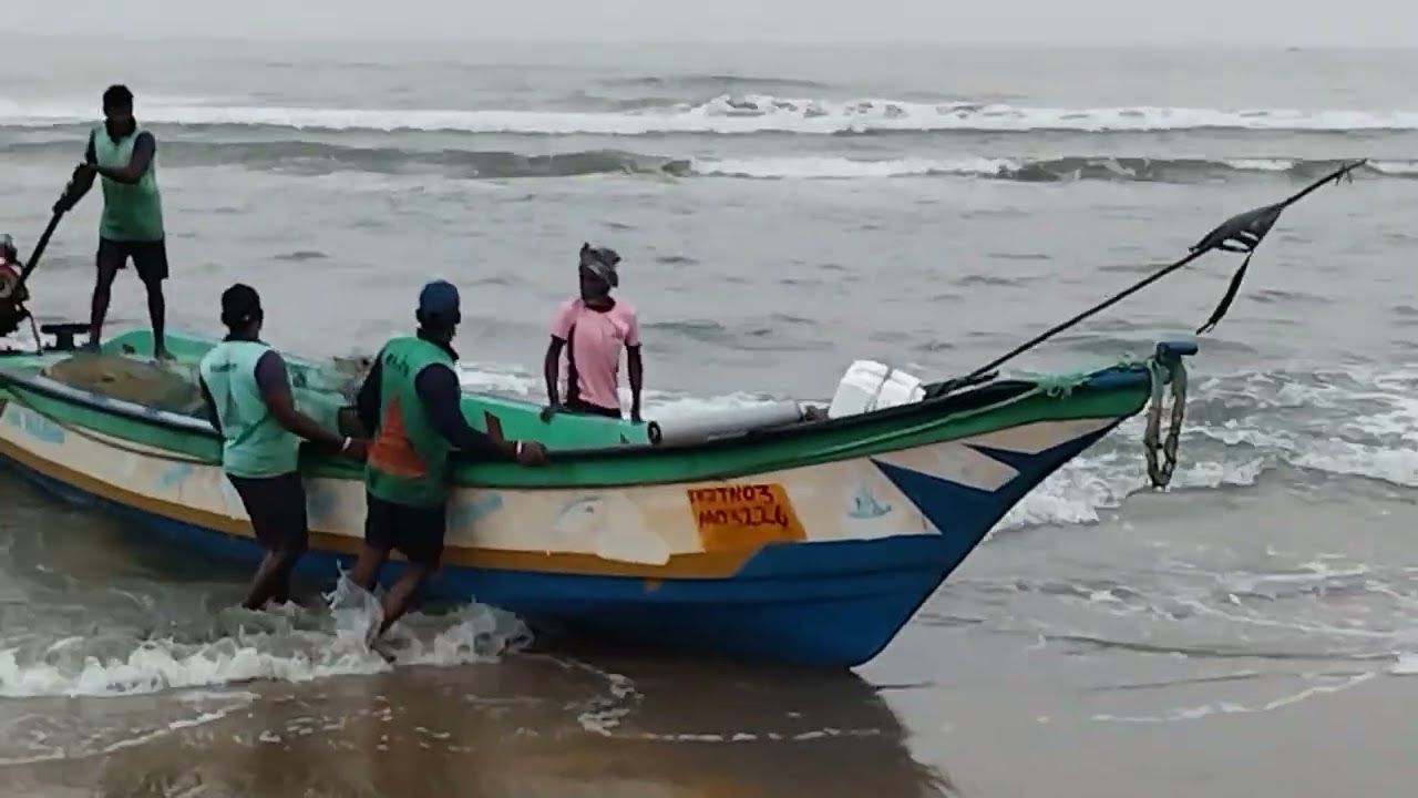 டிராக்டரை கொண்டு படகுகளை இழுக்கும் காட்சி🚜🚜--------- 🛥️🛥️🌊🌊🌊மாமல்லபுரம்...