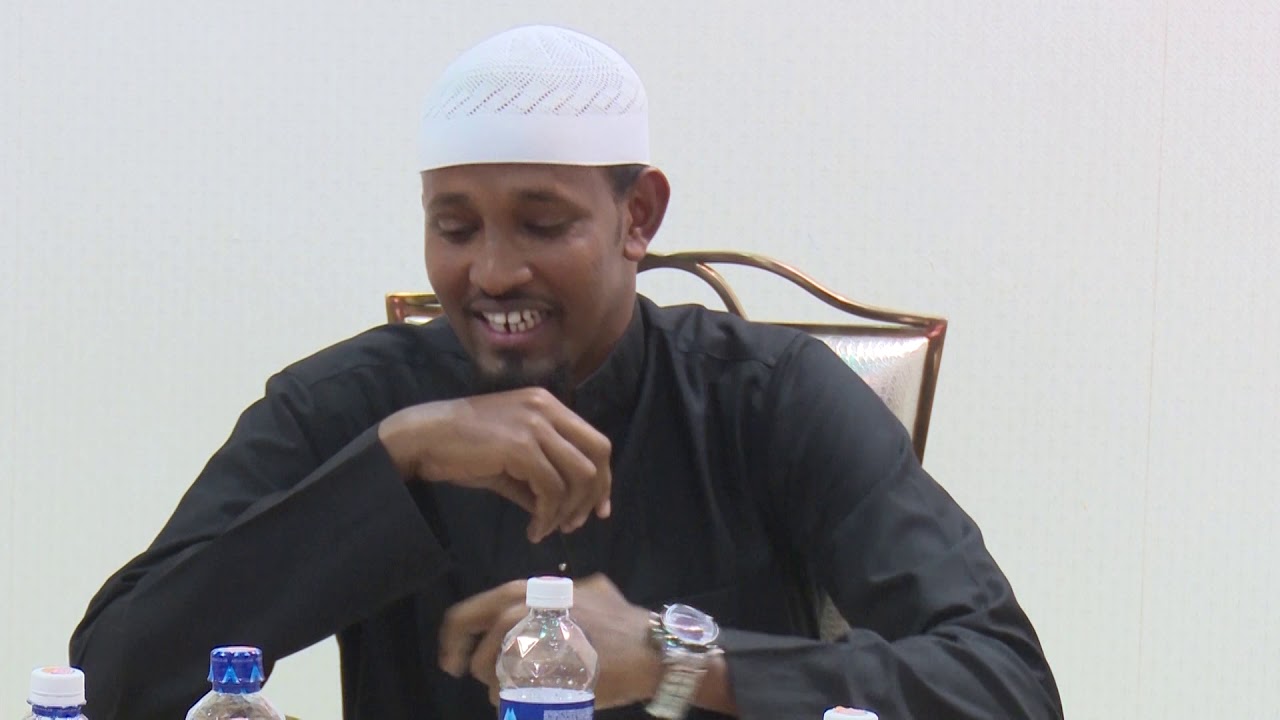 لقاء كريم تمّ بين الشيخ عبد الباري ونخبة من خريجي جامعة راف العالمية
