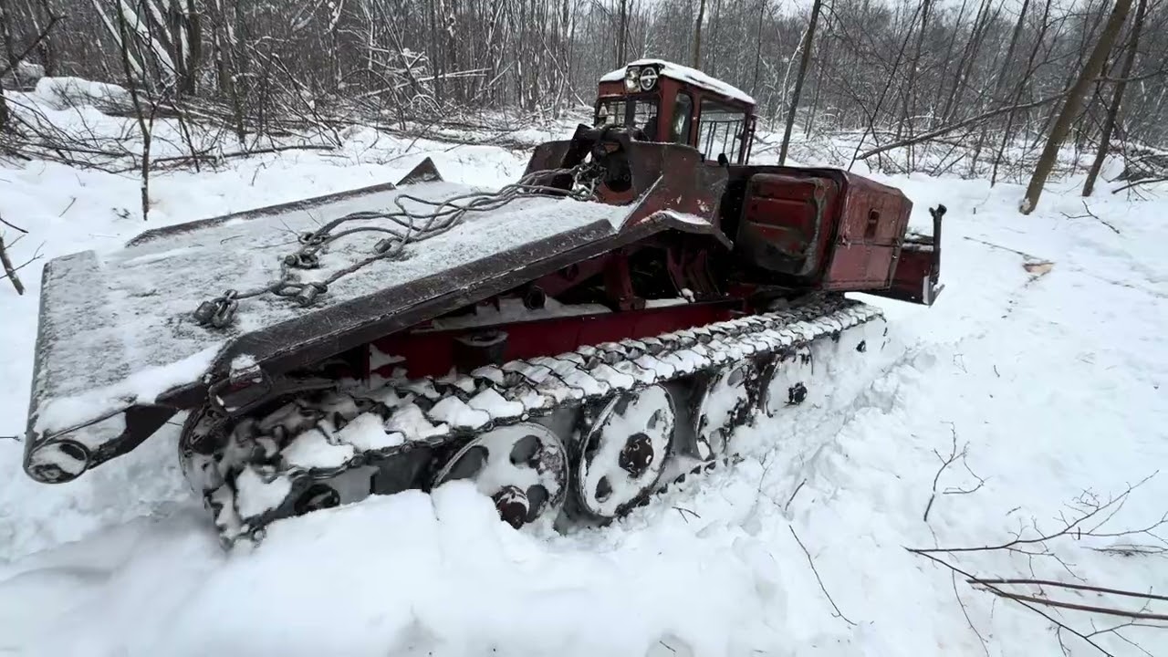 ТДТ 55 еле разворачивается в глубоком снегу. Февраль 2026 года 