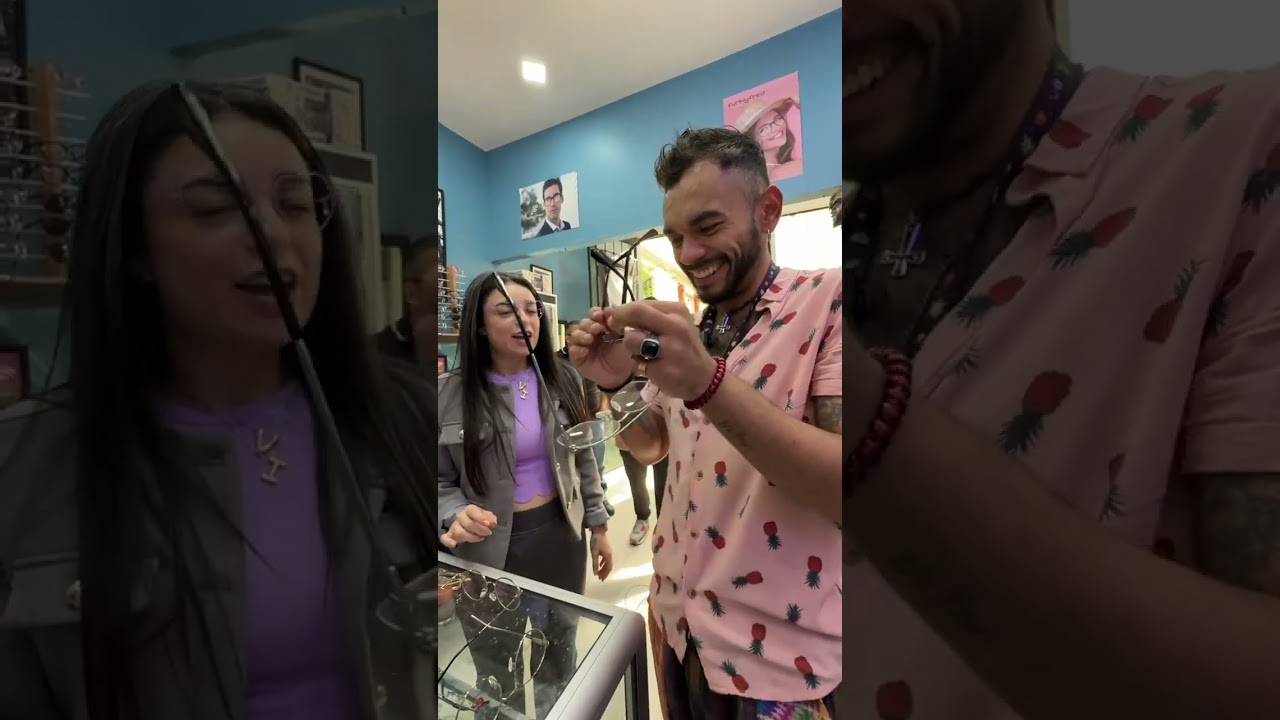 Alexis llegó a escoger sus nuevos lentes y a mi me dieron un regalo