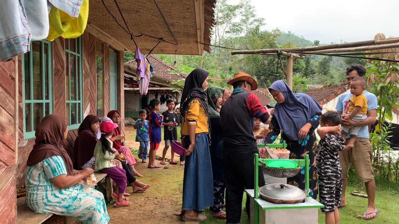 Traktir Warga Sekampung, Borong Batagor Keliling Sampai Habis. Suasana Pedesaan Jawa Barat