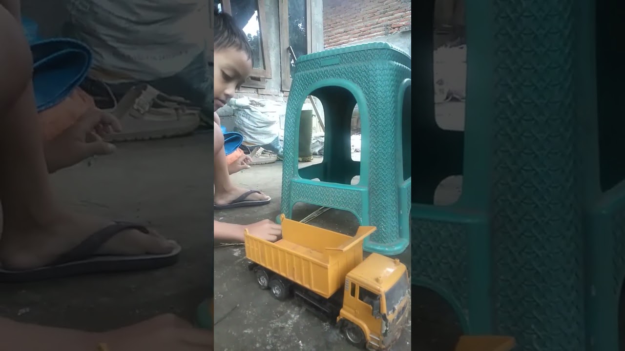 Truk Vano angkut batang padi
