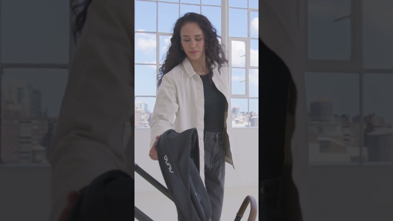 Nuna SWIV — инновационная коляска с колёсами, вращающимися на 360°. 