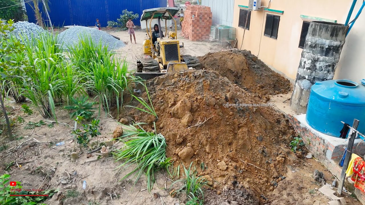 Perfect Backyard​ Of The House​ Was Filling Up With Professionals Operator Komatsu DoZer MoV SOIls