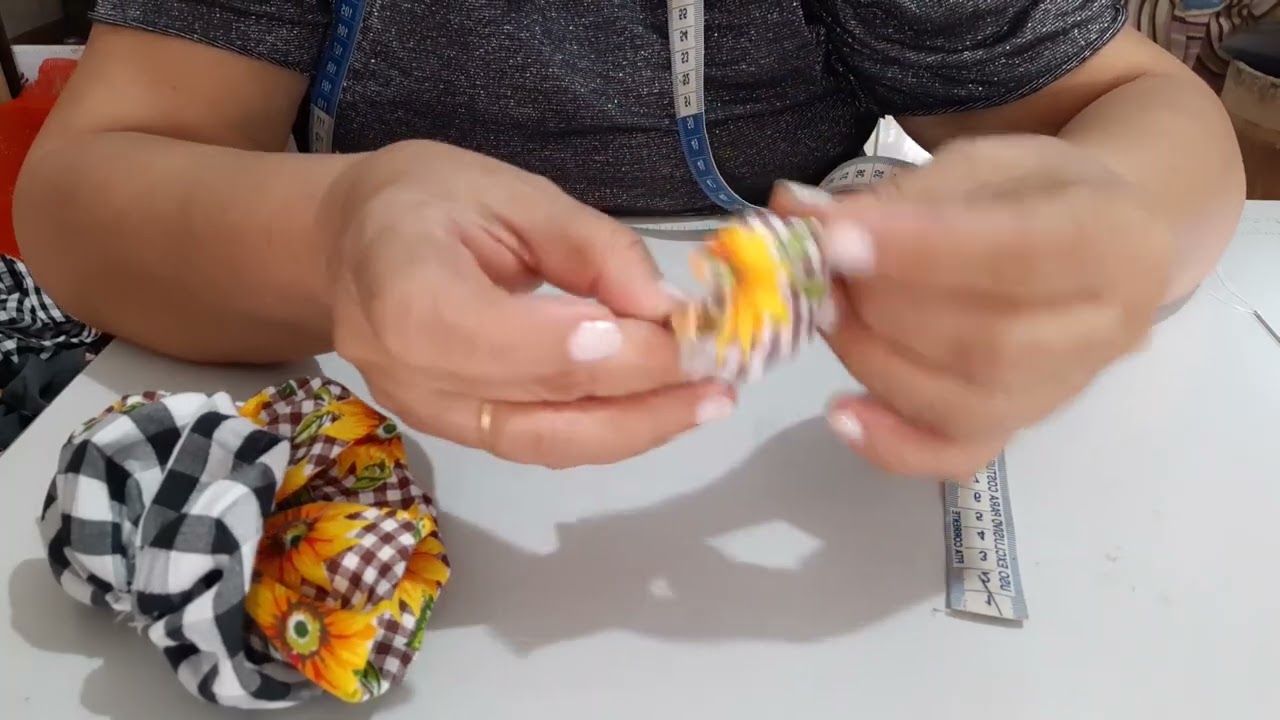 bonequinha junina feita com fuxico é cordão.