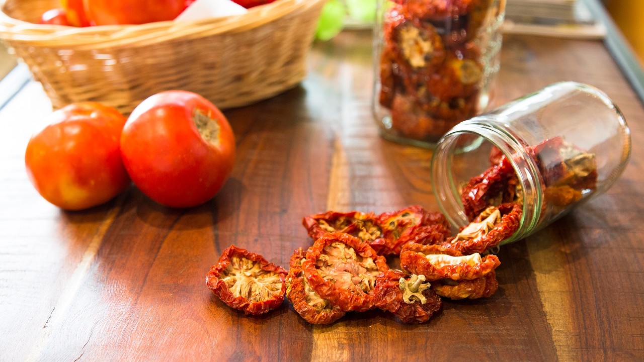 ¿Sabías que puedes SECAR  TOMATES  en CASA tú mismo en 3 pasos?