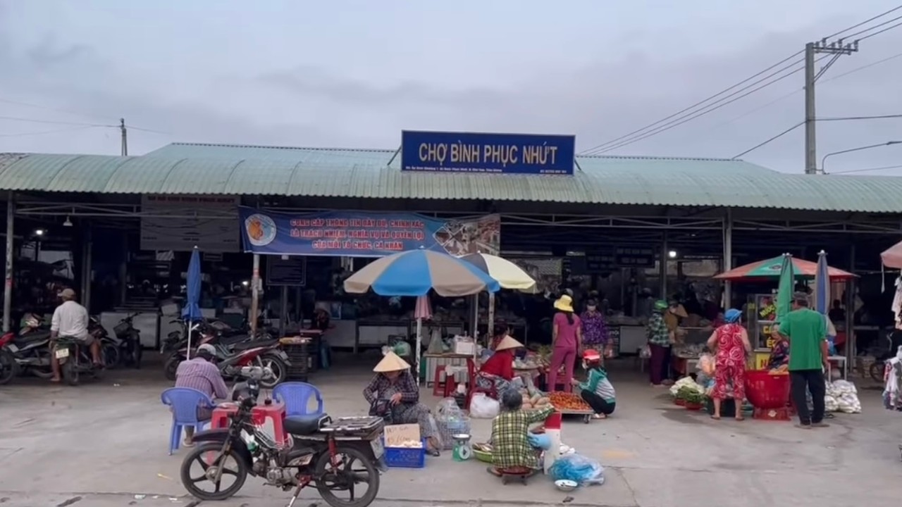 🇻🇳 Walking Through Xa Tay Market, District 5  Real Saigon Chinatown Street Life