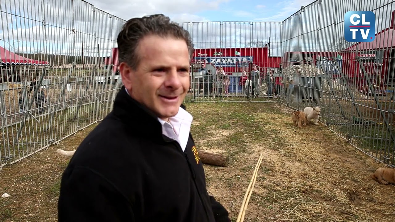 Le dresseur du cirque Zavatta à la Couronne présente ses fauves