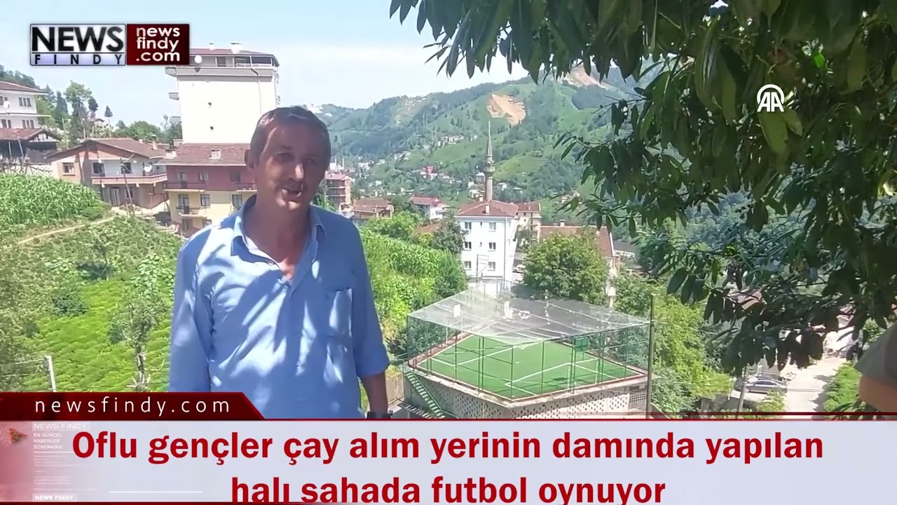 Oflu gençler çay alım yerinin damında yapılan halı sahada futbol oynuyor