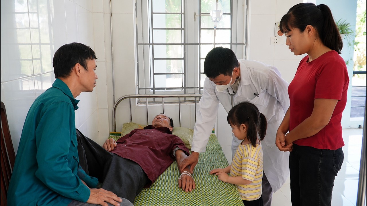 De took such good care of Huyen's father-in-law that Huyen was very touched.