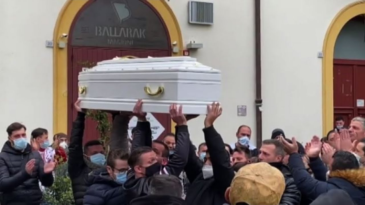 Palermo saluta la bambina morta per asfissia, TikTok sotto accusa