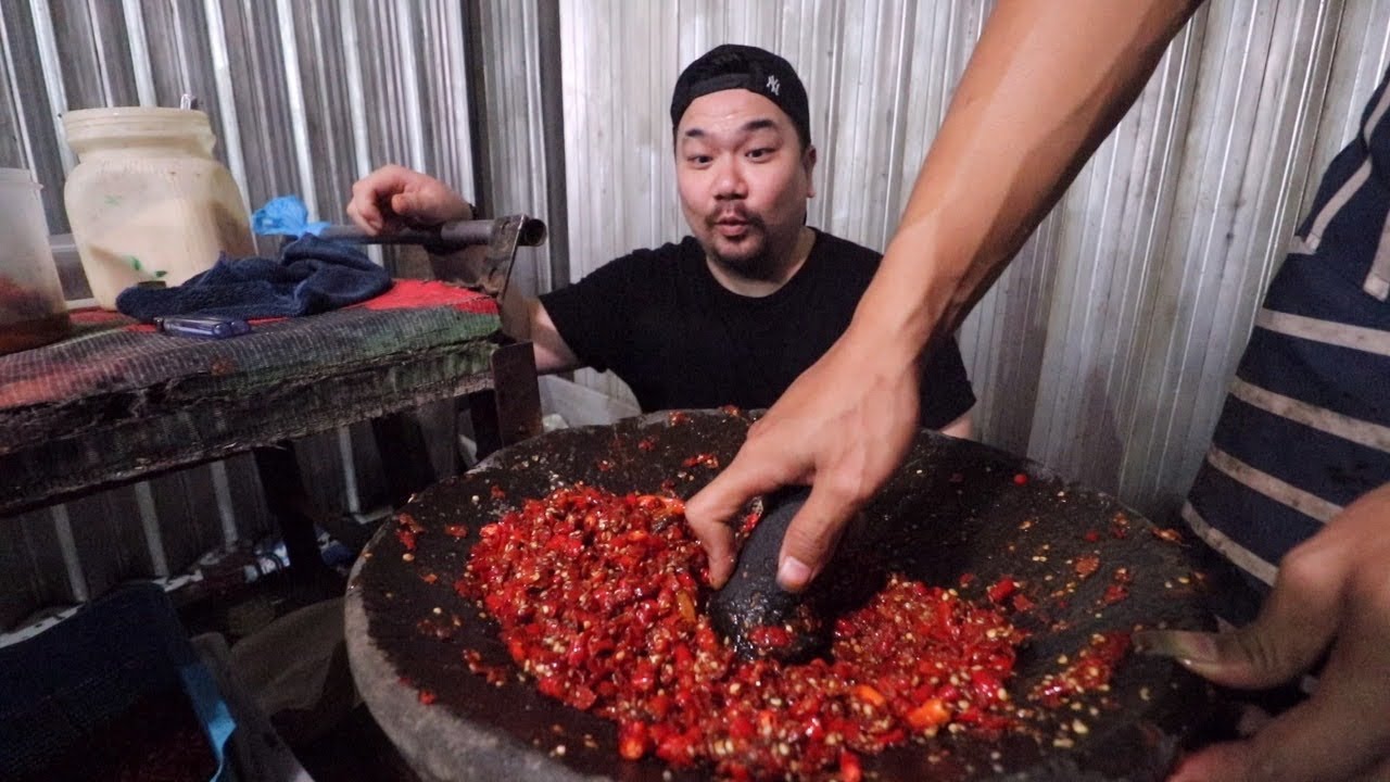 DISURUH MAKAN AYAM 1 EKOR MEN!!! MANA NASINYA ITEM ITEM LAGI!! UNTUNG SAMBELNYA MANTEP!!!