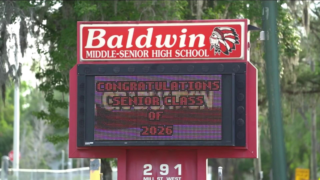 Директор школы Baldwin Middle-Senior High арестован по обвинению в несообщении о случаях жестоког...