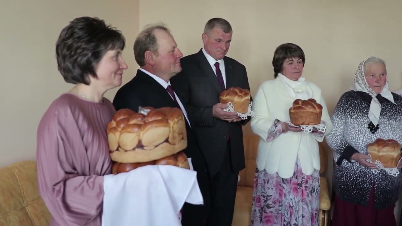 Весільна традиція. Благословення молодих батьками.