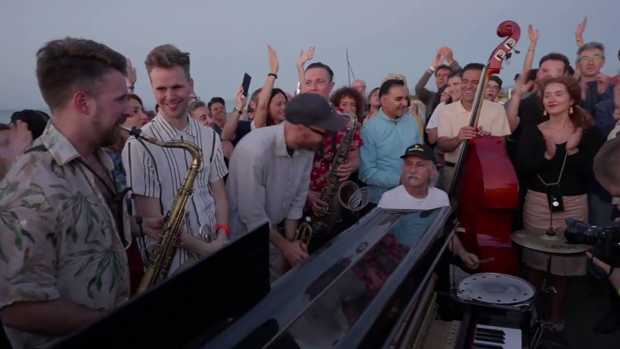 Vibes Dawn - Magical jam on the beach at Aquarius