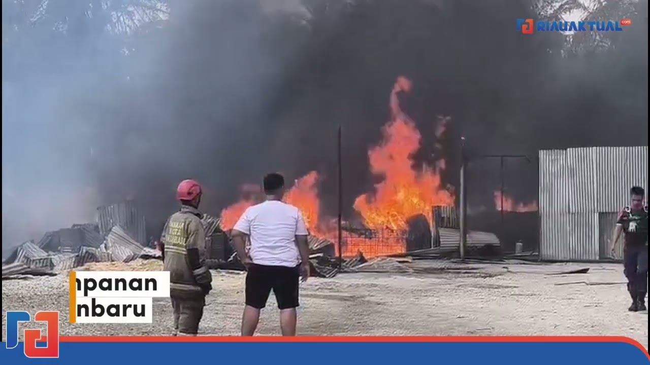 Gudang Diduga Penyimpanan Solar Terbakar di Pekanbaru