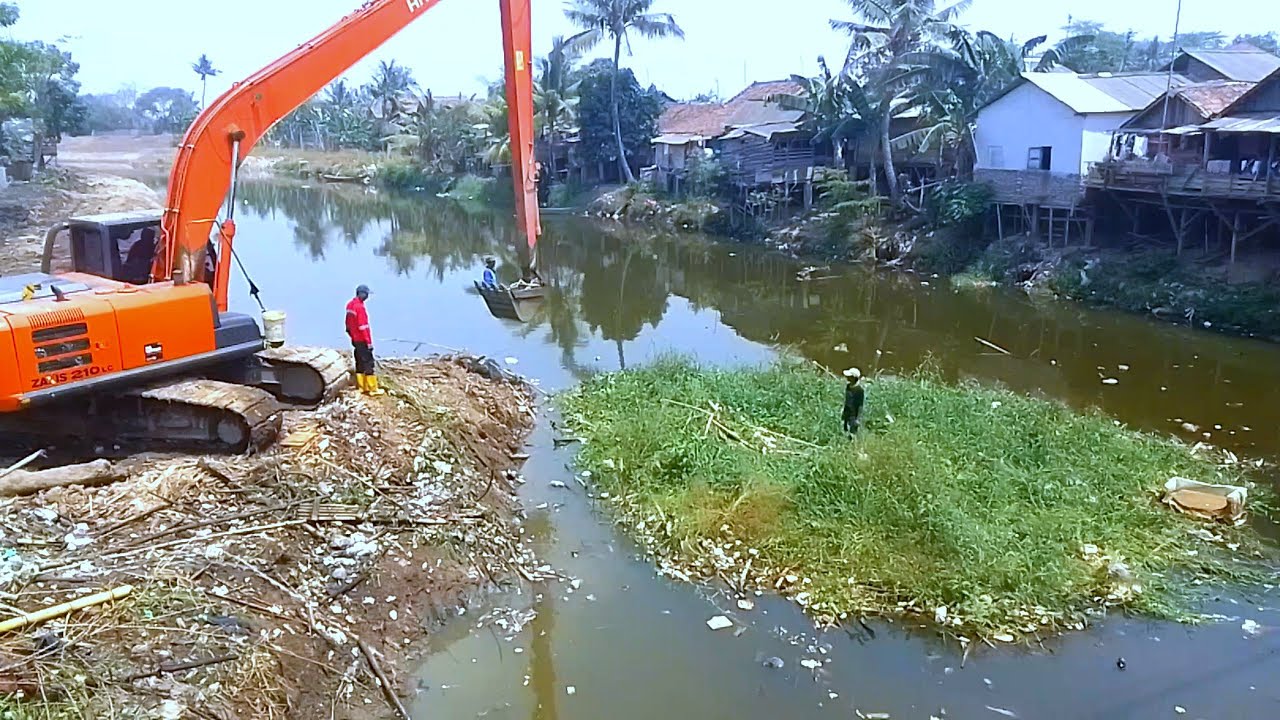 cara membersihkan rumput liar dengan cepat menggunakan tali di tarik oleh excavator hitachi.