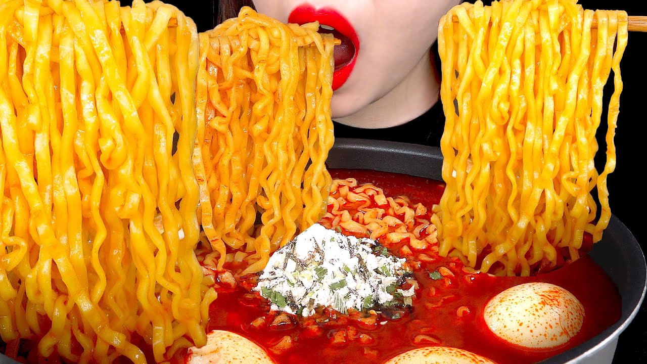 ASMR SPICY NOODLES SOFT BOILED EGGS 불닭볶음탕면 반숙계란 먹방 MUKBANG EATING SOUNDS 咀嚼音 | ZOEY ASMR