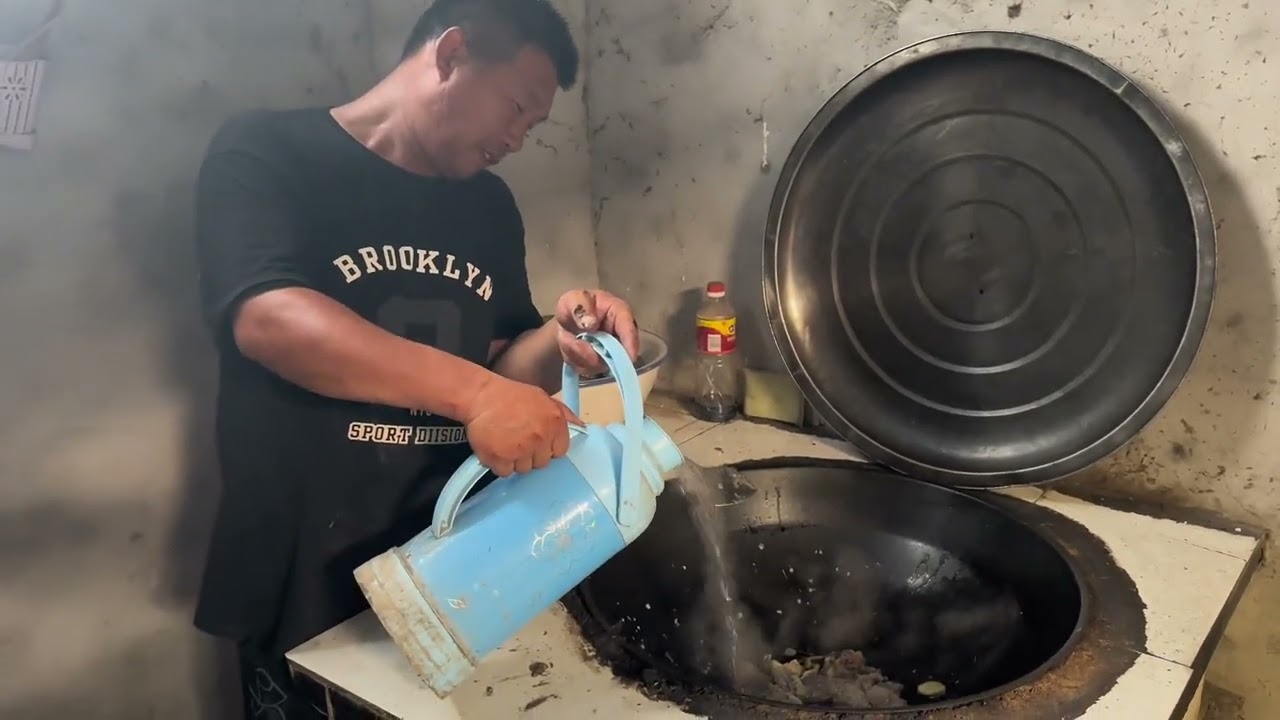 母亲出院建华为老母亲炖鱼汤，无论孩子什么样在父母眼里都是好的，看儿子的眼神里都充满了爱。#我的乡村生活