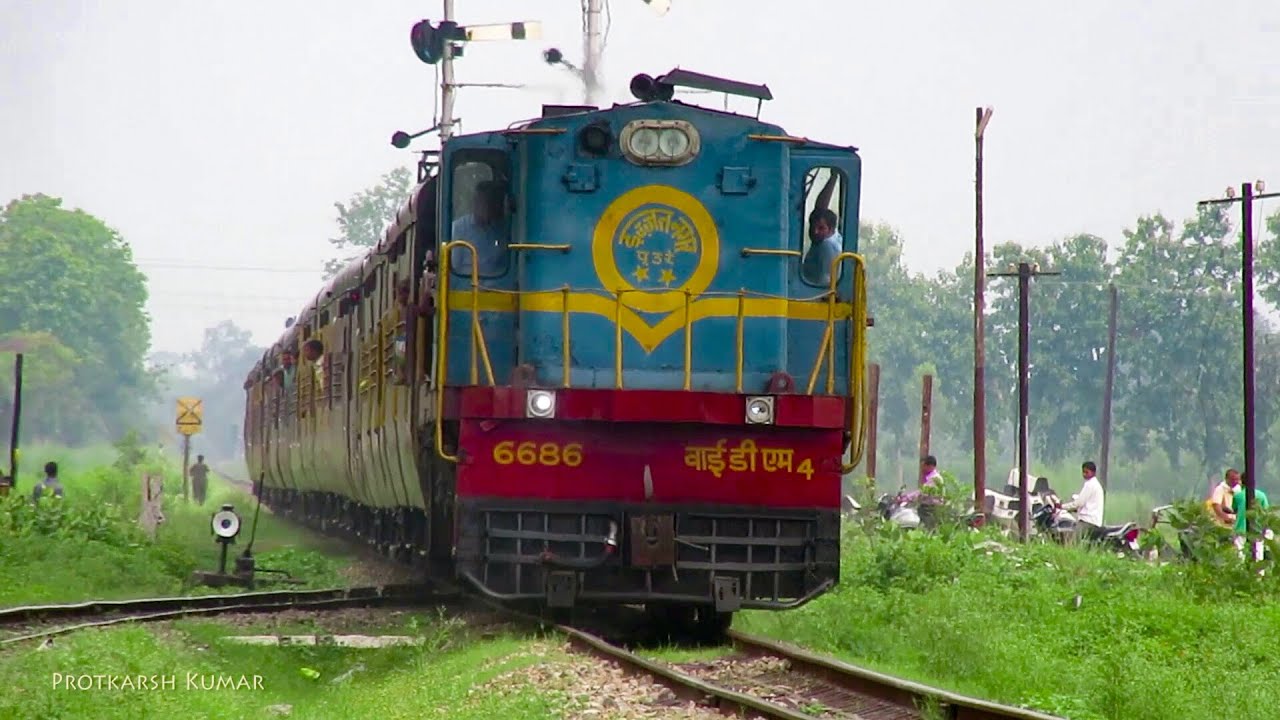 Heavenly Crossing... 52254 Mailani Gonda Passenger arrives Payagpur with IZN YDM4 6686