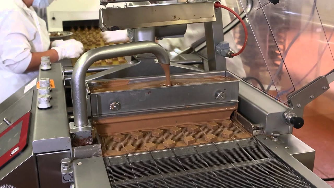 L'enrobage et le décor manuel des ganaches et des pralinés