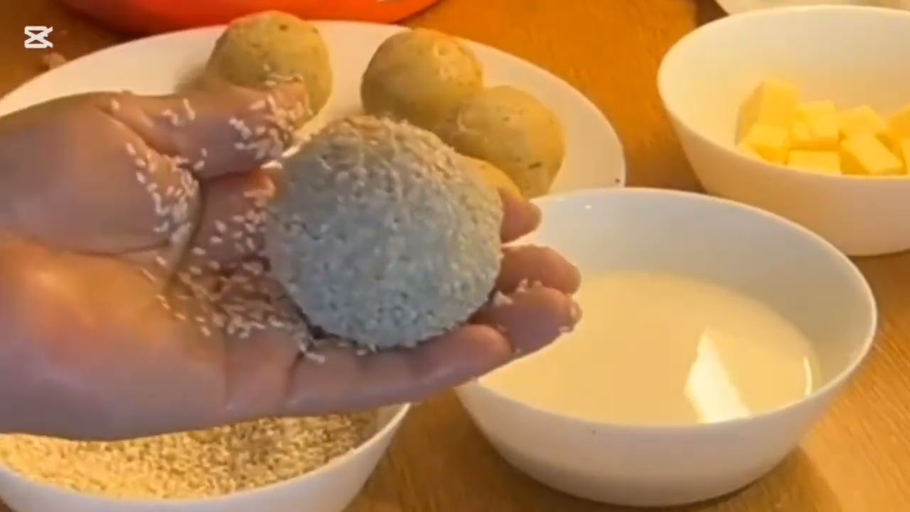 Alo me raw keema dalain phir maza daykhain,salad ajaye ga enjoy with saadamazedaarkhaana 💕 