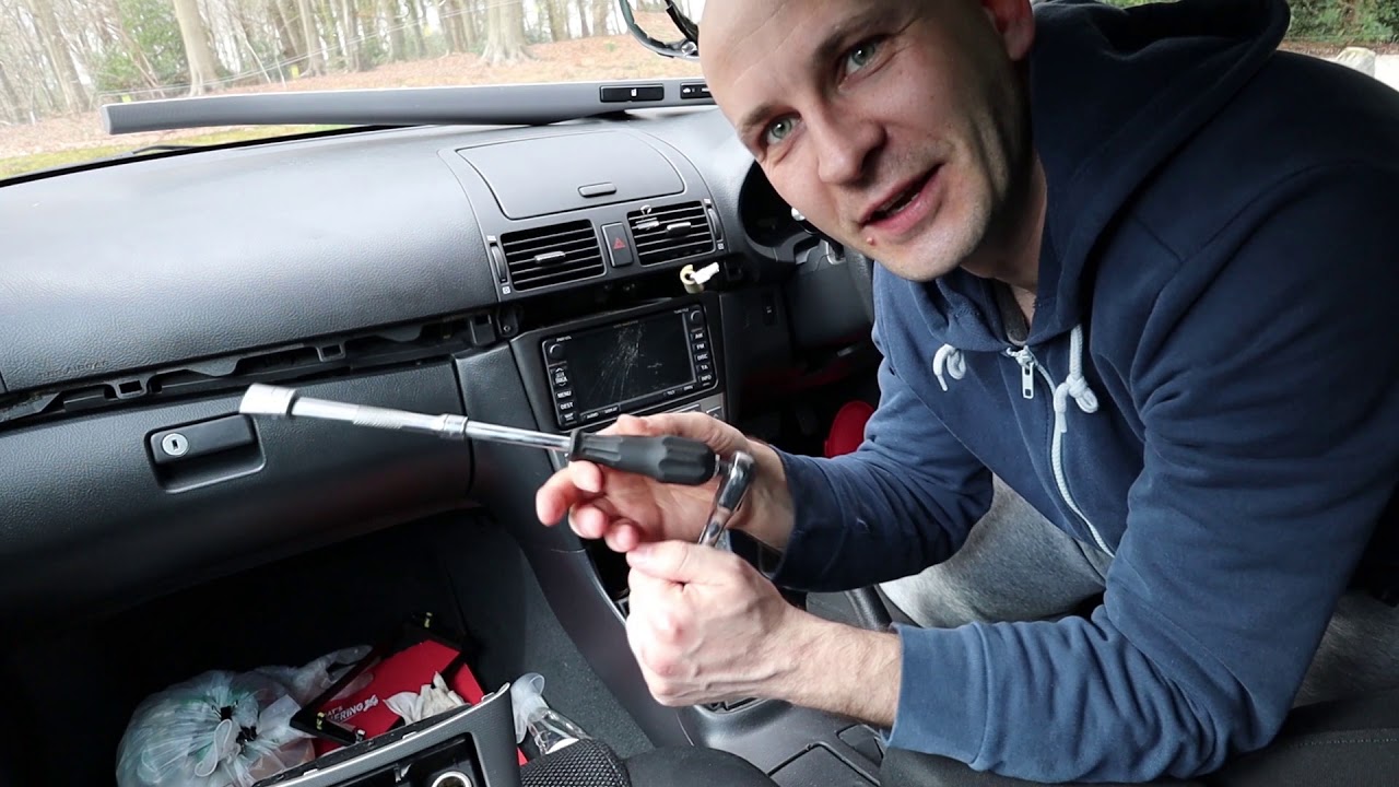 Toyota Avensis T25 2.0 VVI Radio and climate controls removal.