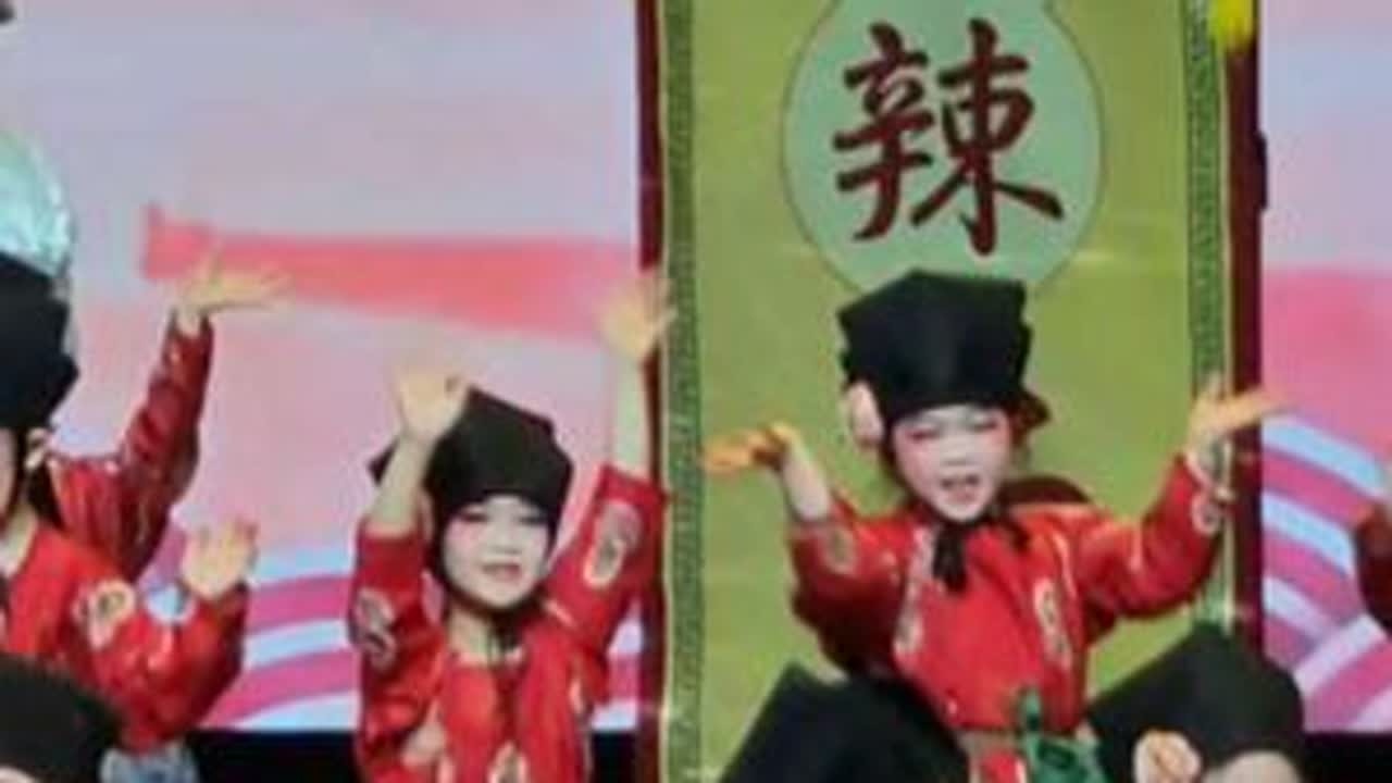 一勺热汤暖汴梁，记录6岁小妞儿打卡开封春晚，曹尔瑞老师原创舞蹈《胡辣汤》，一碗碗胡辣汤里藏着娃娃们的童真与可爱，也藏着我们对家乡的热爱。一口胡辣汤，满台萌娃香！请关注2026开封春晚《胡辣汤》。...