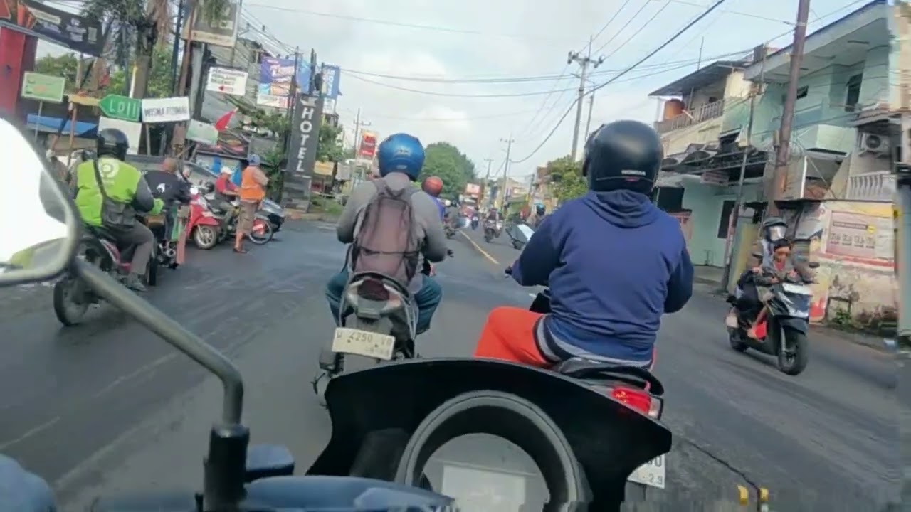 Saat hujan, memang unik unik perilaku pengendara, yang naik motor beda dari yang naik mobil gayanya