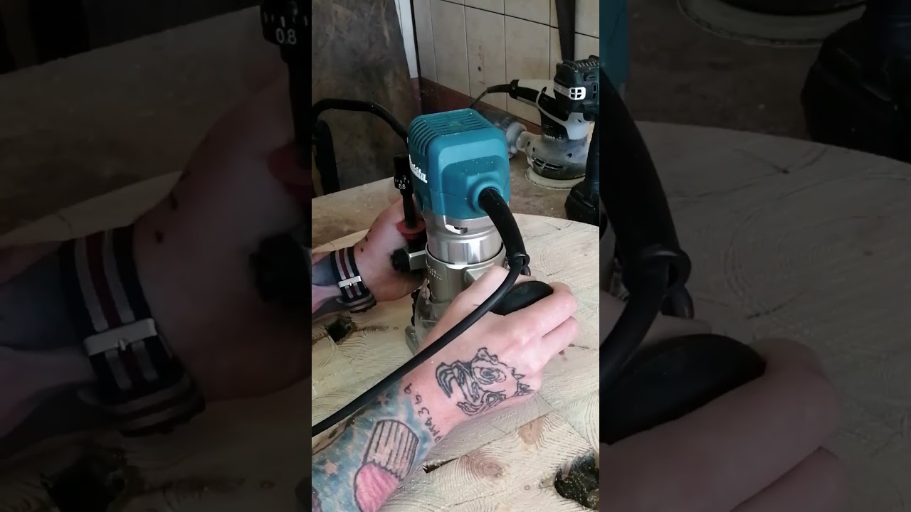 Fitting the clock mechanism - cutting a recess with a router #woodworking #routerjig #stolarka