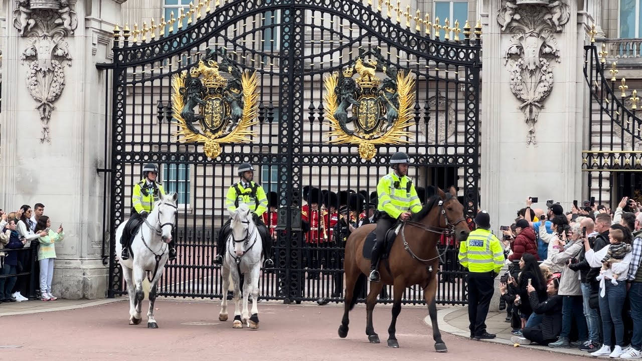 Amazing This Changing Of The Guard Started in The 15th Century