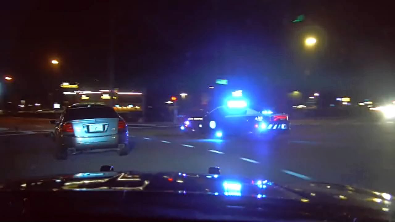 Полицейские FHP пресекают захват улицы в округе Ориндж