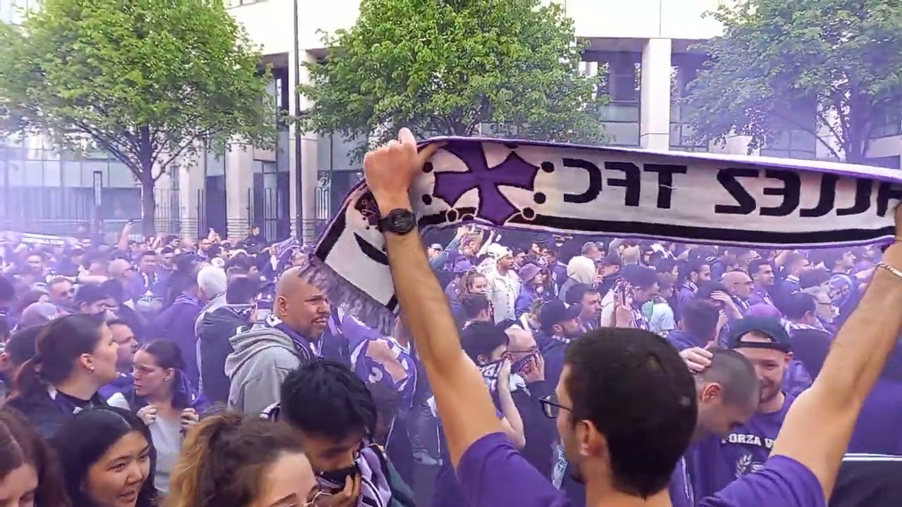 Les ultras toulousains arrivent au stade de France