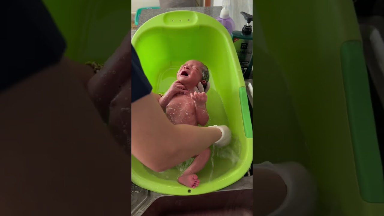 How to bath baby newborn. #how #bathing #videoshort #shortsvideo