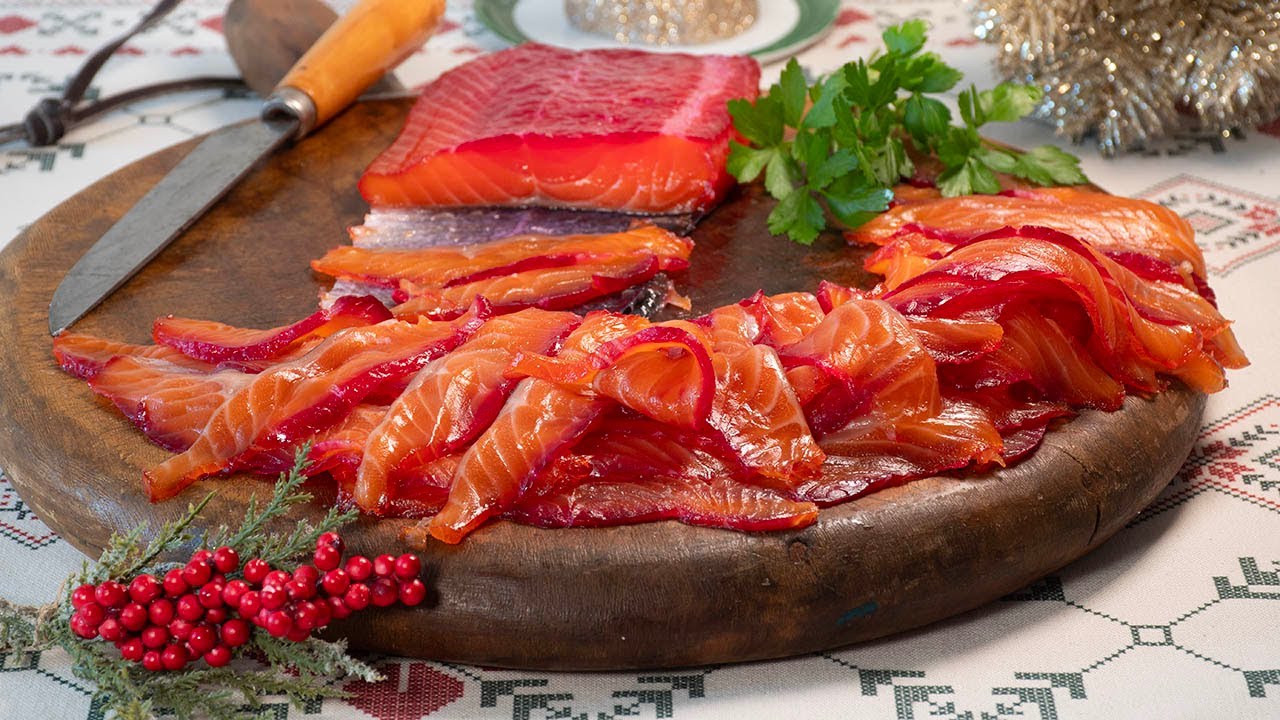 ¡¡¡QUÉ BONITO QUEDA!! Salmón marinado, (gravlax) con remolacha.