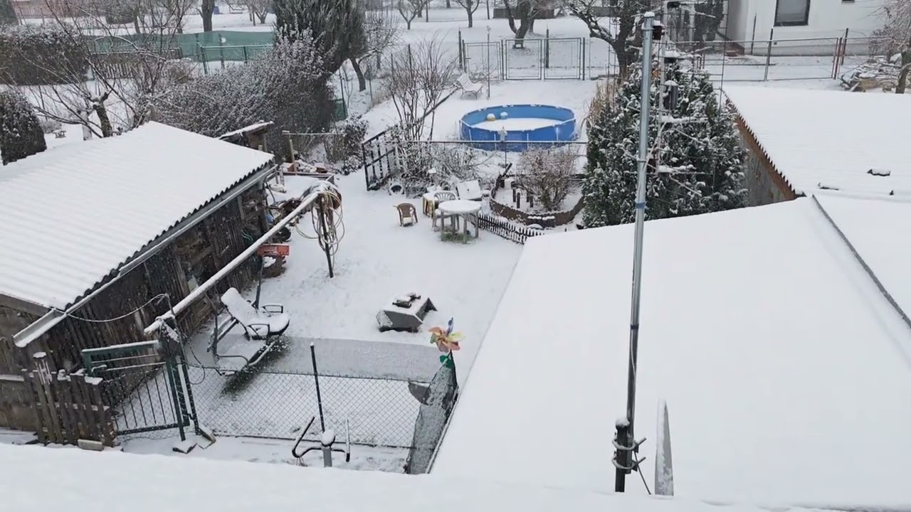 16.2. sněžení na okluzní frontě v Hořicích.
