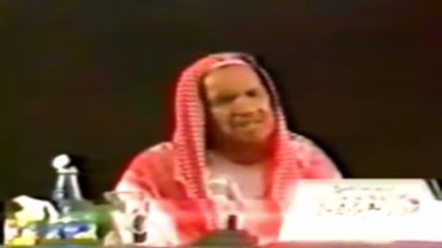 كلما أرتكب معصية أتوب منها ثمّ أعود إليها و هذا ما يسبب لي الأسى و الضيق .. الشيخ ابن باز يعطيك الحل