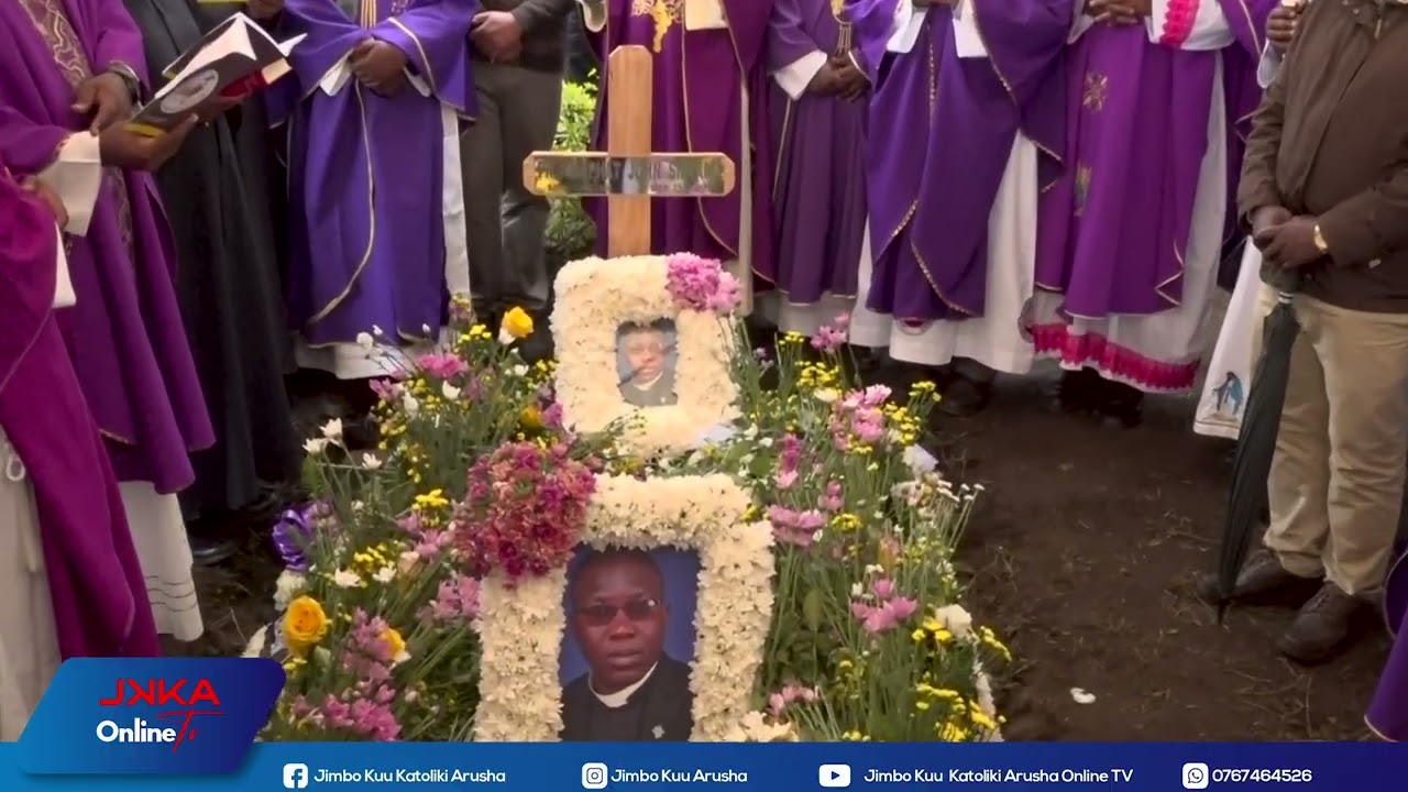MAPADRE WAKIIMBA KWENYE KABURI LA PADRE JOSEPHAT JOHN SILVANO.