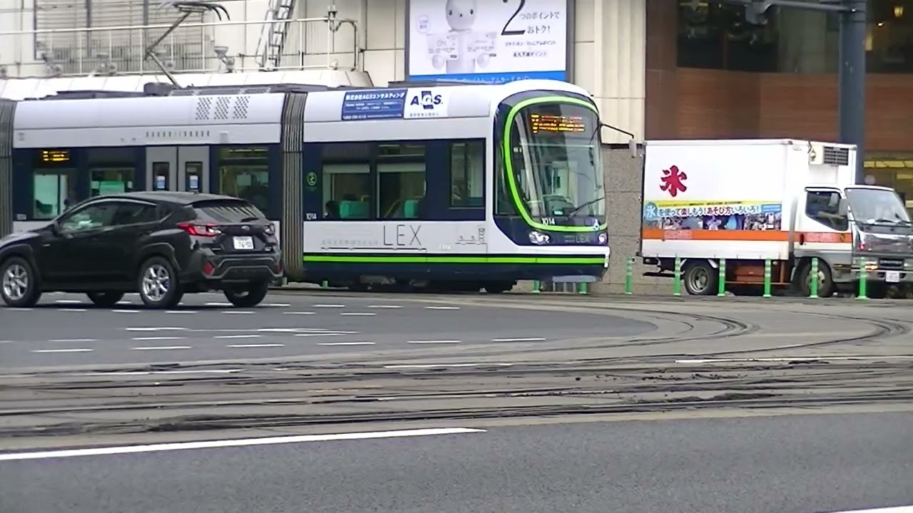 紙屋町を行きかう路面電車とバス