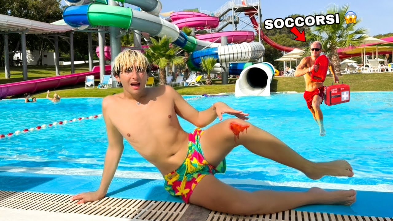 VINCI CADE E SI FA MALE SULLO SCIVOLO D’ACQUA AL PARCO ACQUATICO!!! *giornata triste in piscina*