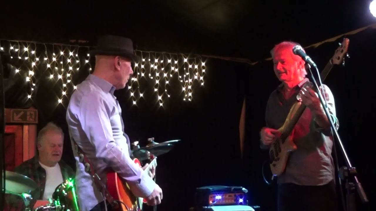 Typically innovative intro by Papa George Papanicola Gibson Les Paul on the Peter Green Fleet