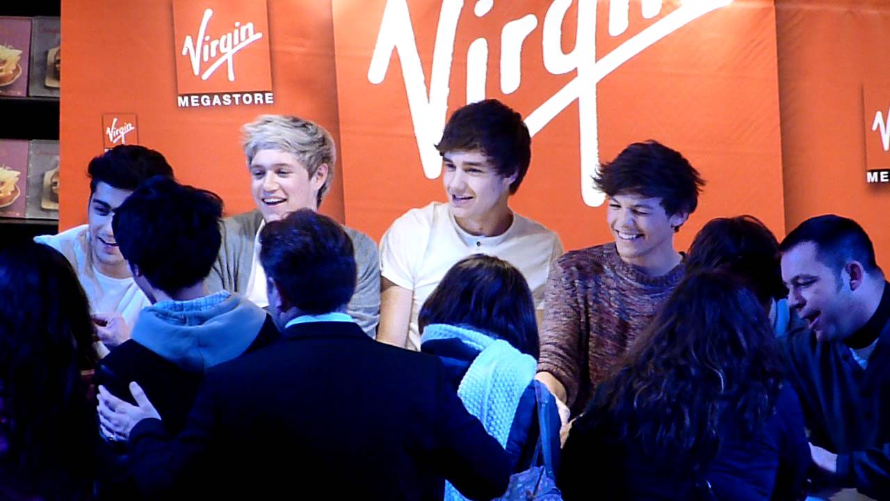 One Direction at Virgin Megastore ,Paris (11)