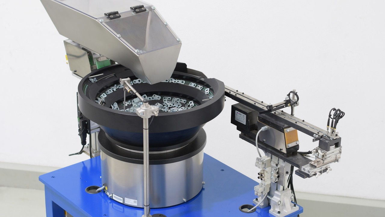 Posicionador vibratorio con tolva de fibra y paso a paso de 2 movimientos para chapas de metal · MDV