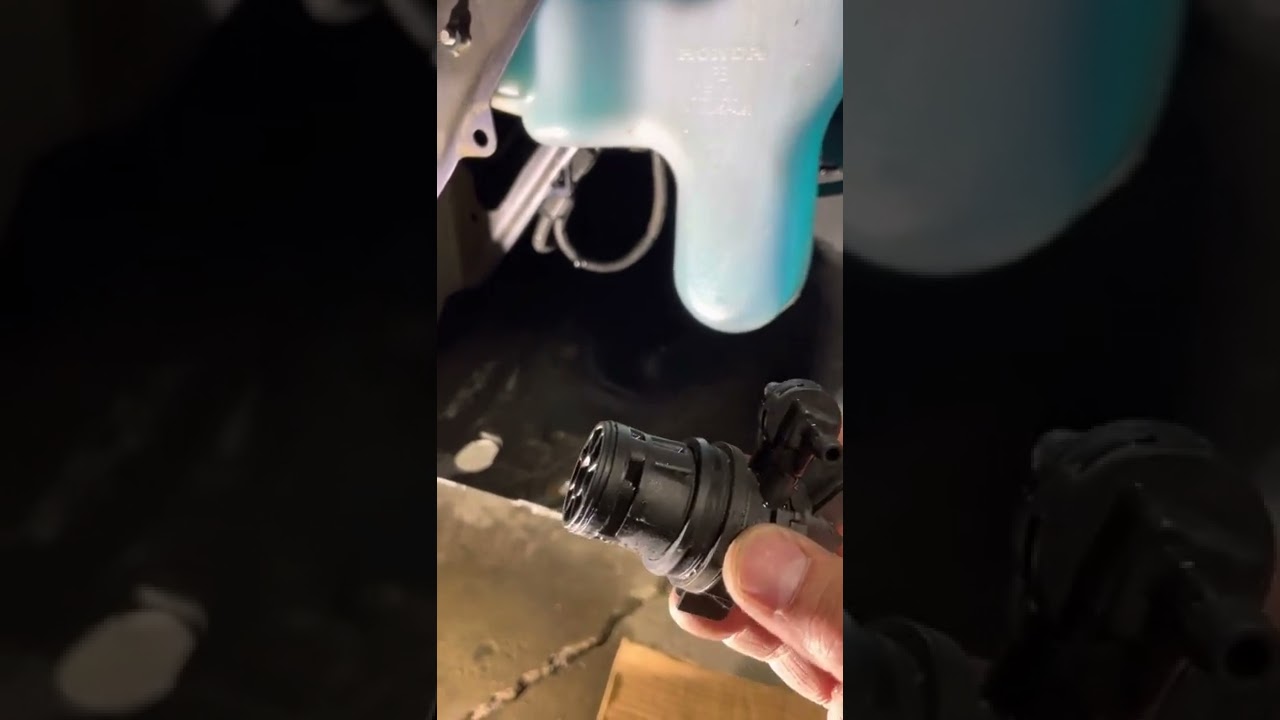 2012-2016 Honda CRV Windshield washer pump replacement. And Helpful Hint to make the install easier!