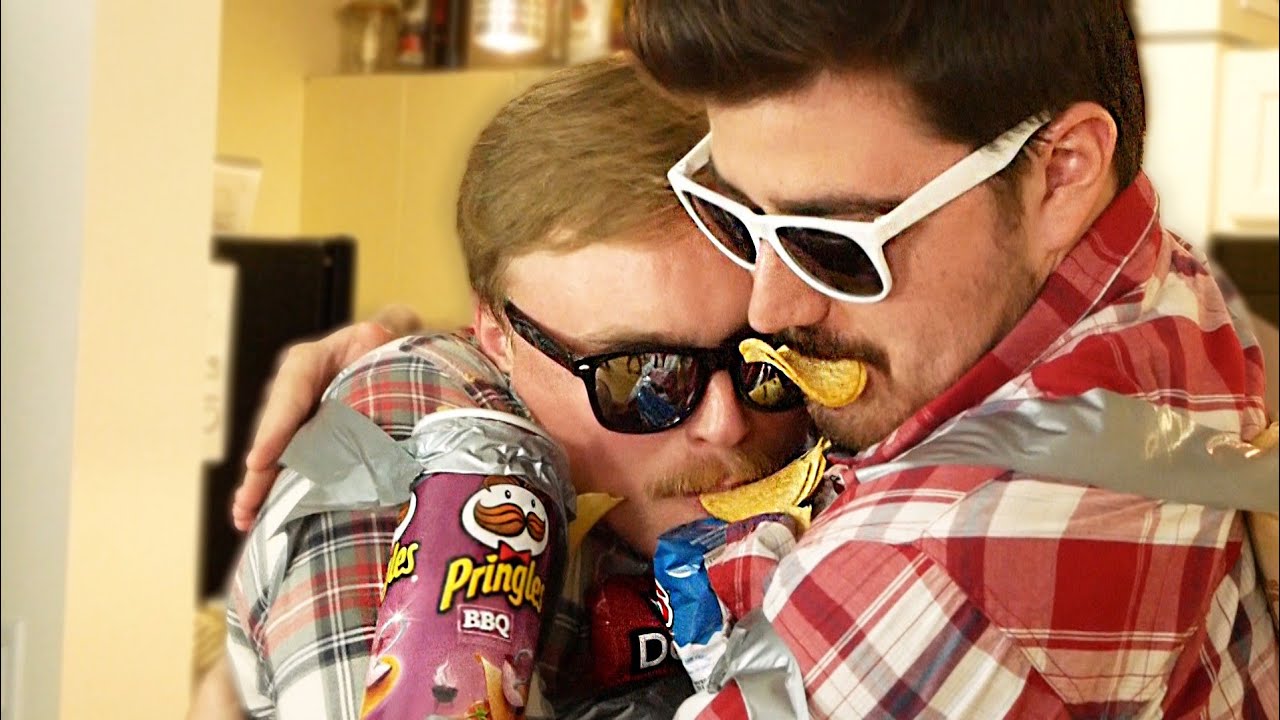 мальчики с картофельными чипсами