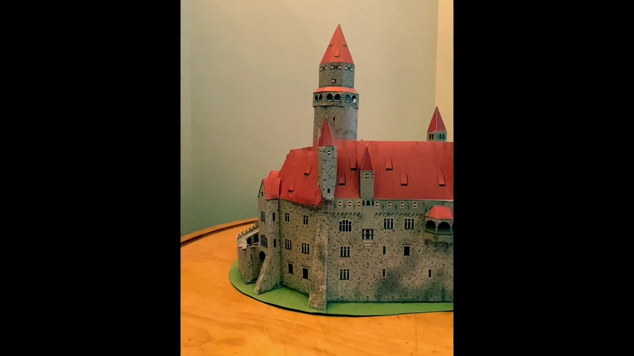 Paper model of Castle Bouzov/ Pap&iacute;rov&yacute; model Bouzova