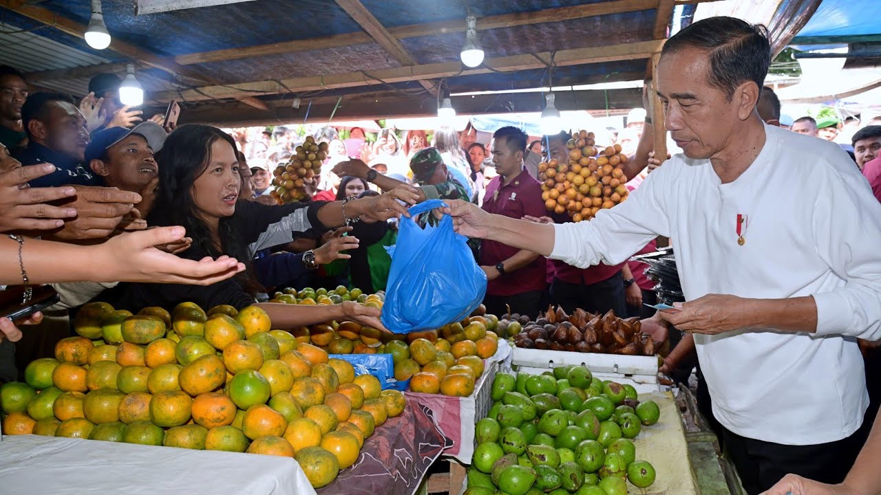 Presiden Jokowi Kunjungi Pasar Buah Berastagi, Kab. Karo, 13 April 2024