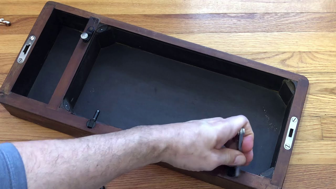 CARRY CASE REPAIR #3: Doggedly Determined & 3 Videos Later, Who Won the Battle of the Singer Hinges?