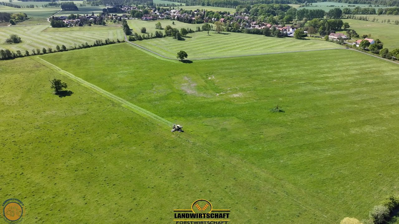 Gigantische Flächen an Grünland gilt es zu mähen! Gras mähen Heu & Silage Produktion Krone BIG M